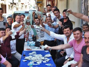 Müzisyenler sokak ortasında 5 bin doları yaktı