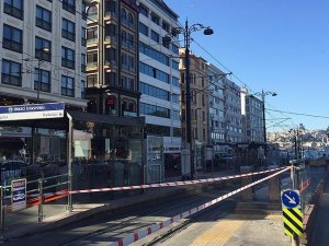Sirkeci tramvay durağındaki şüpheli paketten mangal kömürü çıktı