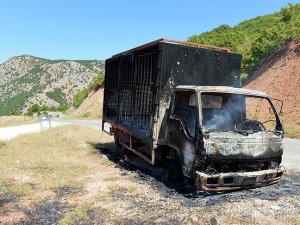 Tunceli'de teröristler araç yaktı
