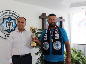 Başkan Özaltun, patlak lastikle yarışarak kupa kazanan Şam'ı kutladı