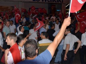 Vatandaşlar darbe girişimine karşı sokağa döküldü