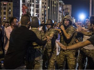 'Darbeci bir general öldürüldü, 130 asker gözaltında'