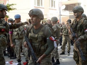 Darbeye destek vermeyen askerler kırmızı beyaz flama takıyor