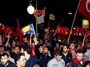 Yurt dışındaki Türkler ve Müslümanlar darbe girişimini protesto ediyor