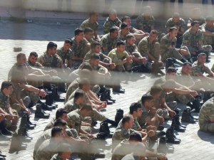 Çok sayıda asker gözaltına alındı