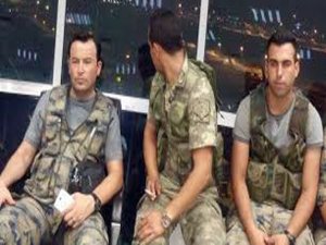 Darbeci askerler kulede fotoğraf çektirdi