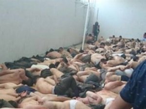 Darbeci askerler PKK'lılar gibi gözaltına alındı
