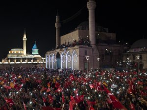Konya'da darbeye karşı gece nöbeti