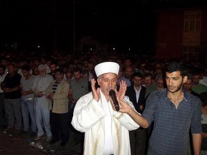 Şehitler için gıyabi cenaze namazı kıldılar