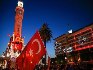 Darbeye karşı sabaha kadar meydanları terk etmediler