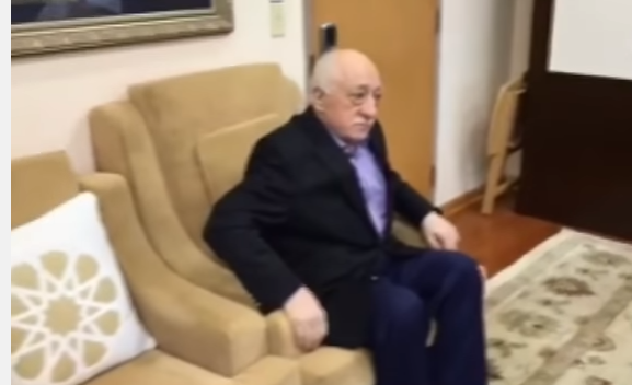 Gülen, çökmüş olarak görüntülendi