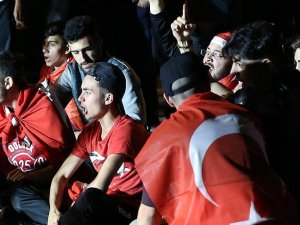 Belçika'da Türkler FETÖ'ye ait derneğe yürüdü
