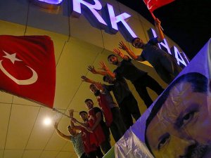 Vatandaşlar Atatürk Havalimanı'nda toplanıyor