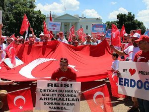 FETÖ'nün darbe girişimi Beyaz Saray önünde protesto edildi