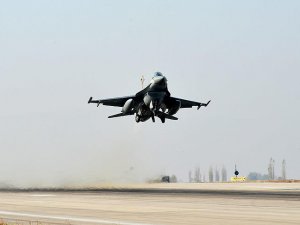 Pilotlar uçmayı, bakımcılar mühimmat yüklemeyi reddetti