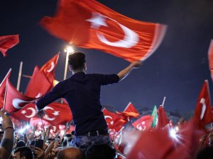Sanatçılara darbe girişimine 'sessiz kalmayın' çağrısı