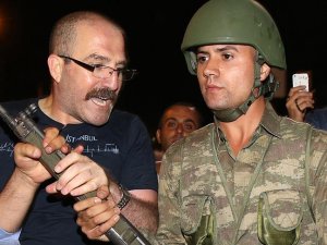 Demokrasi mücadelesinde "gazi" oldu