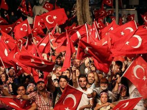 Meydanlarda 'demokrasi nöbeti' devam ediyor