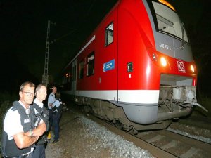 Afgan sığınmacı trende balatayla yolculara saldırdı