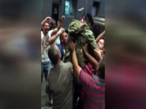 Vatandaşa silah doğrultmayan asker omuzlara alındı