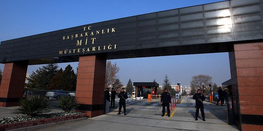 MİT'te 100 kişi görevden alındı
