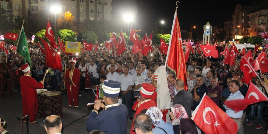 Karaman’da mehter takımı demokrasi nöbetine renk kattı