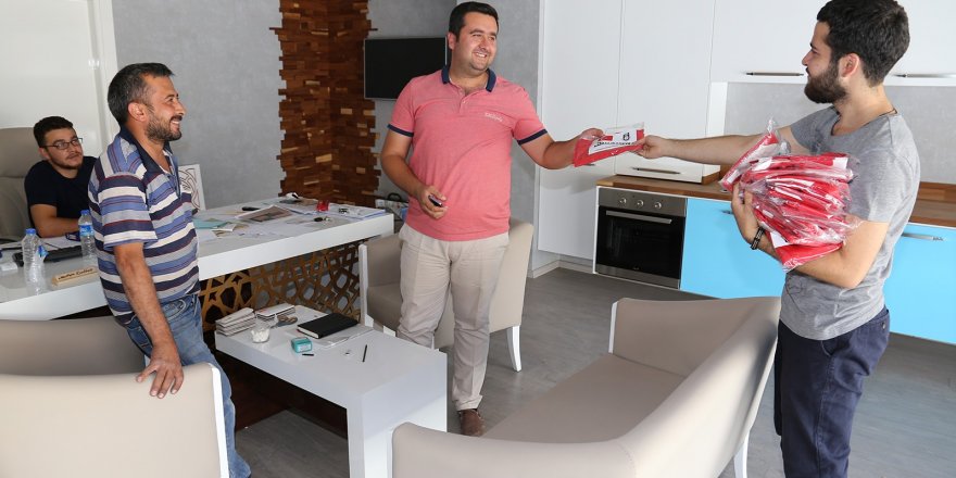 Karaman Belediyesi vatandaşlara Türk Bayrağı dağıttı