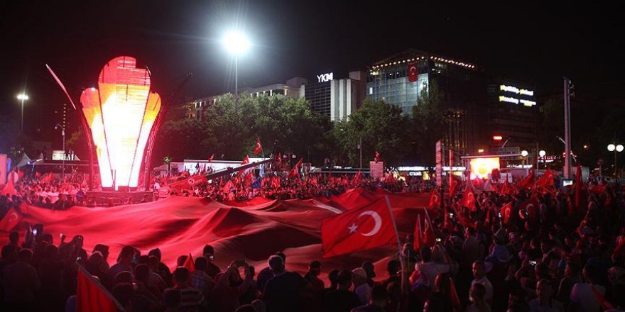 Vatandaşların 'demokrasi nöbeti' sürüyor
