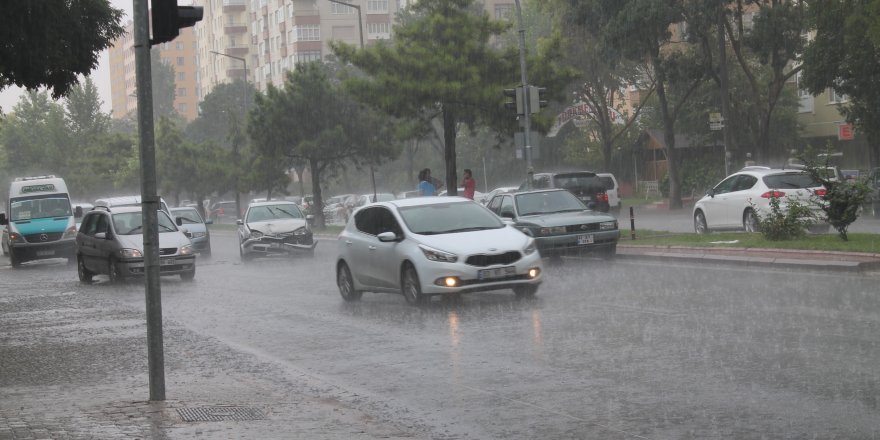 Yağmur tatilcileri denizde yakaladı