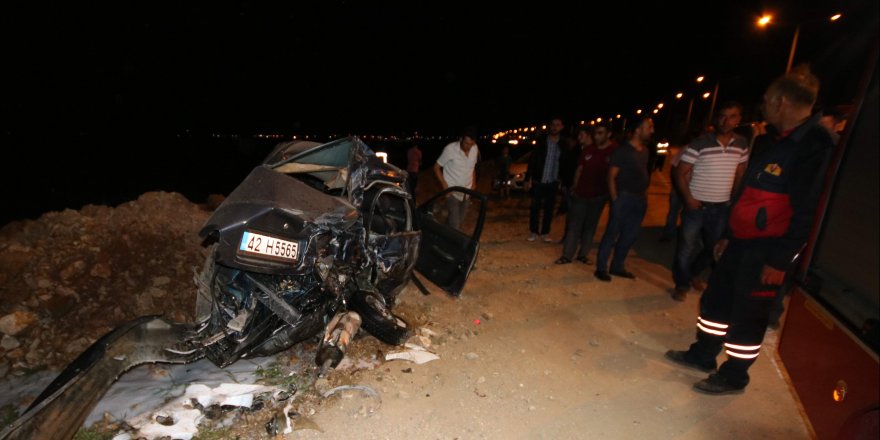 Kamyon, park halindeki otomobilleri biçti