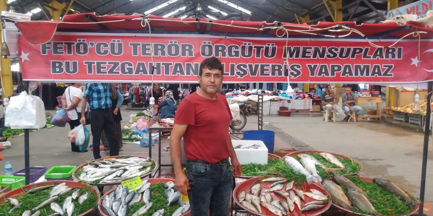 Pazarcı esnafından FETÖ’ye pankartlı tepki