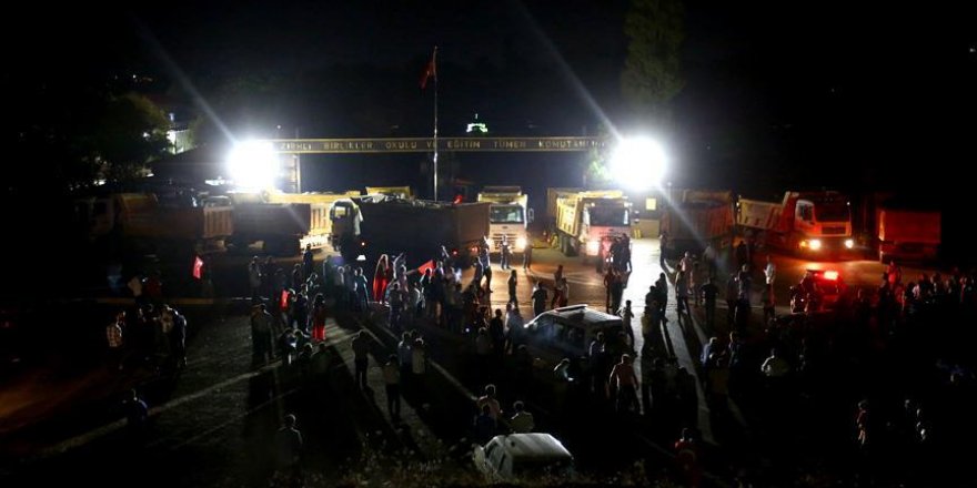 Millet vatan ve demokrasi nöbeti tutuyor
