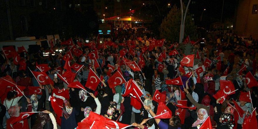 Ağrı ve Kars'ta "demokrasi nöbeti" devam ediyor