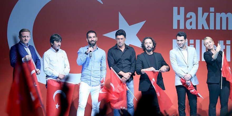 Ünlülerden "demokrasi nöbeti"ne destek
