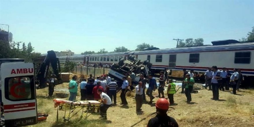 Manisa'da tren minibüse çarptı: 6 ölü