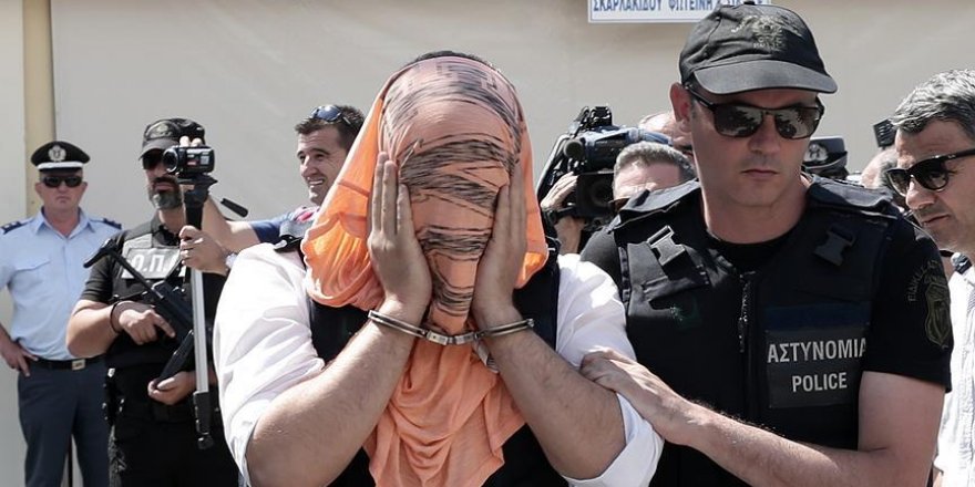 Yunanistan'a kaçan darbeci askerler Atina'ya sevk ediliyor