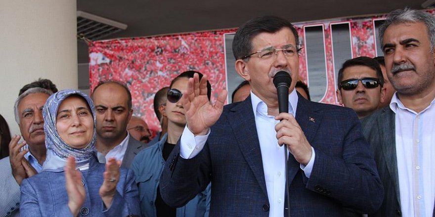 'Bre ahmak bir millet ayakta'