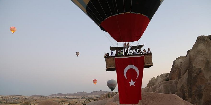 Balonlar FETÖ'nün darbe girişimine tepki için havalanıyor