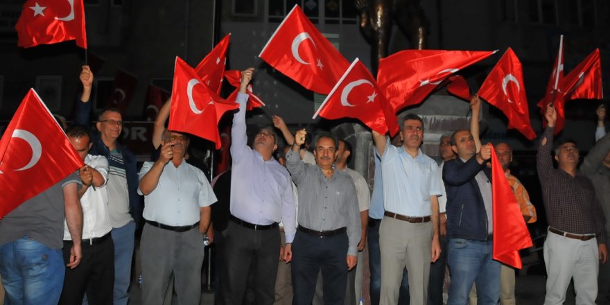 Akşehir’de demokrasi nöbeti sürüyor