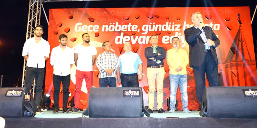Yöneticisiyle futbolcusuyla milletle omuz omuza