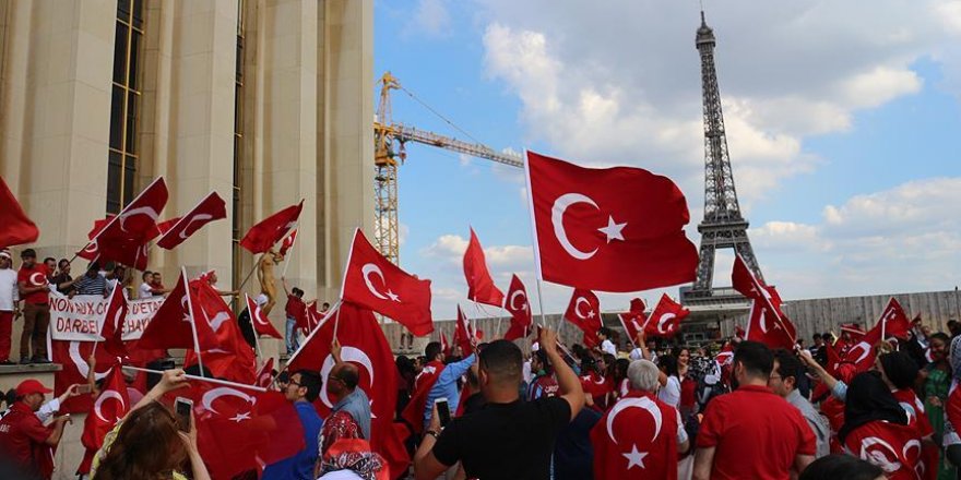 FETÖ'nün darbe girişimi Paris'te protesto edildi