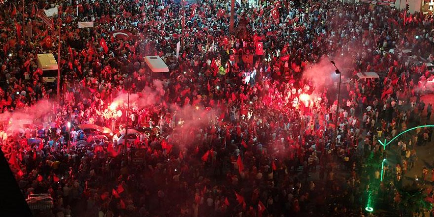 Meydanlarda 'demokrasi nöbeti' devam ediyor