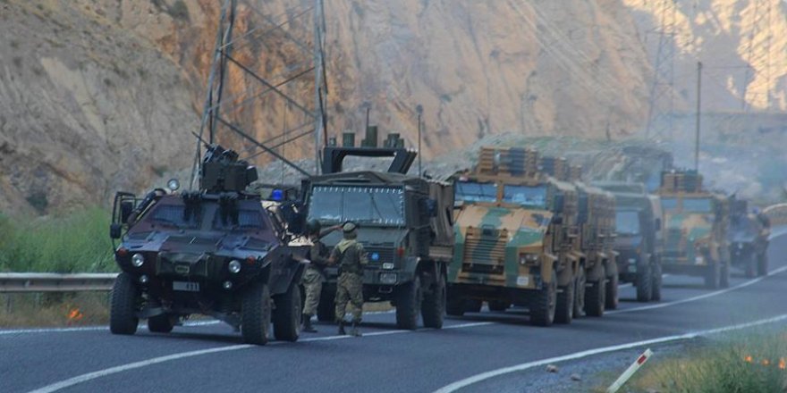 Hakkari'de 4 askeri üs bölgesine teröristlerden taciz ateşi