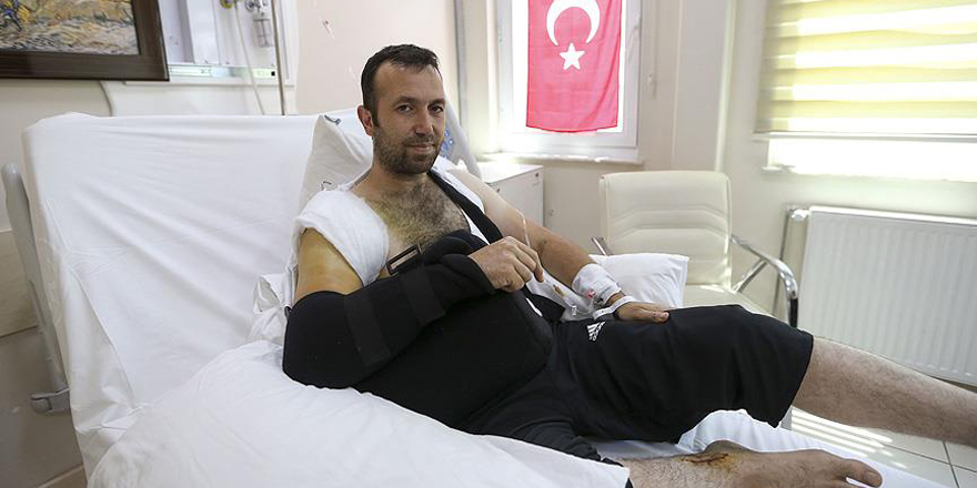 Yaralı polis gözünü açınca 'darbe oldu mu?' diye sordu