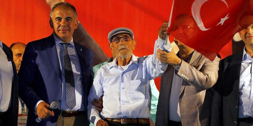 95 yaşında 'demokrasi nöbeti' tutuyor