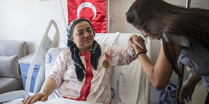 Çocuklar '15 Temmuz gazileri'ne 'kağıttan madalya' taktı