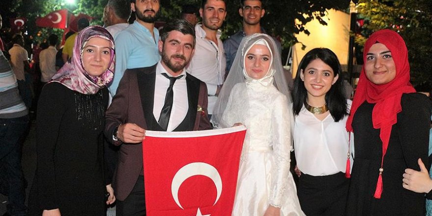 Nikah masasından 'demokrasi nöbeti'ne koştular