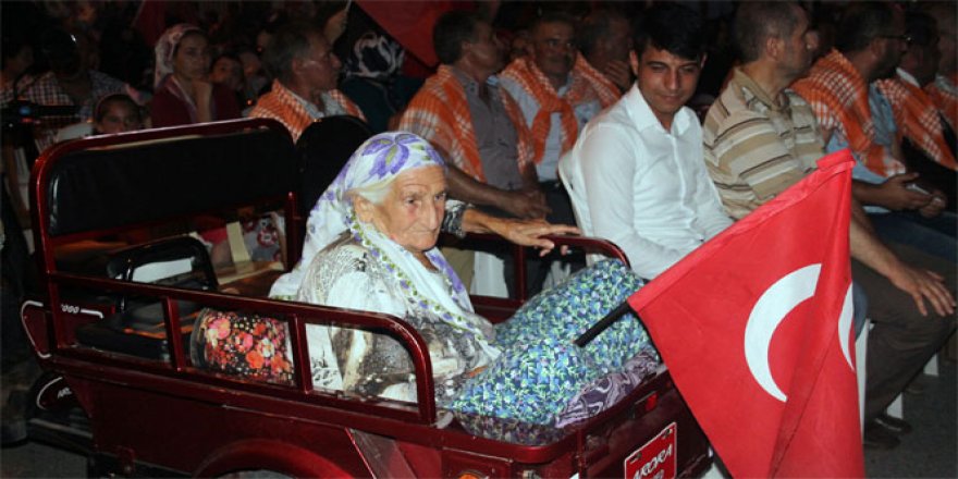 100 yaşındaki Feriha nine demokrasi nöbetinde