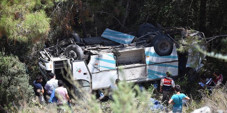 Tarım işçilerini taşıyan minibüs uçuruma devrildi: 17 yaralı