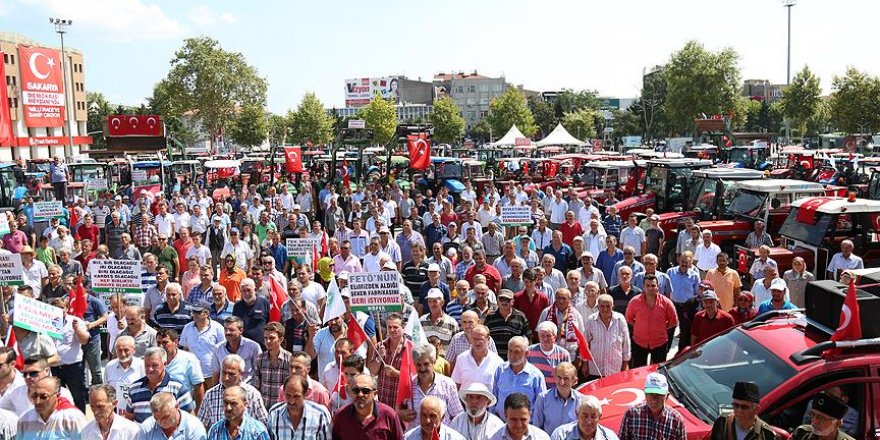 Sakaryalı çiftçilerden traktörlerle 'demokrasi konvoyu'